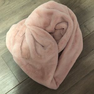 i am selling a very fluffy pink scarf